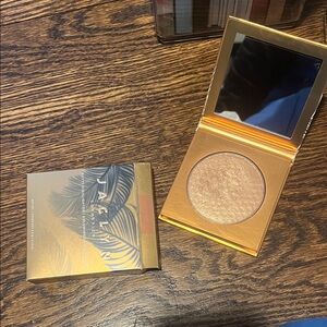 Shimmery Champagne-Gold Baked Highlighter Compact Shade Skylight